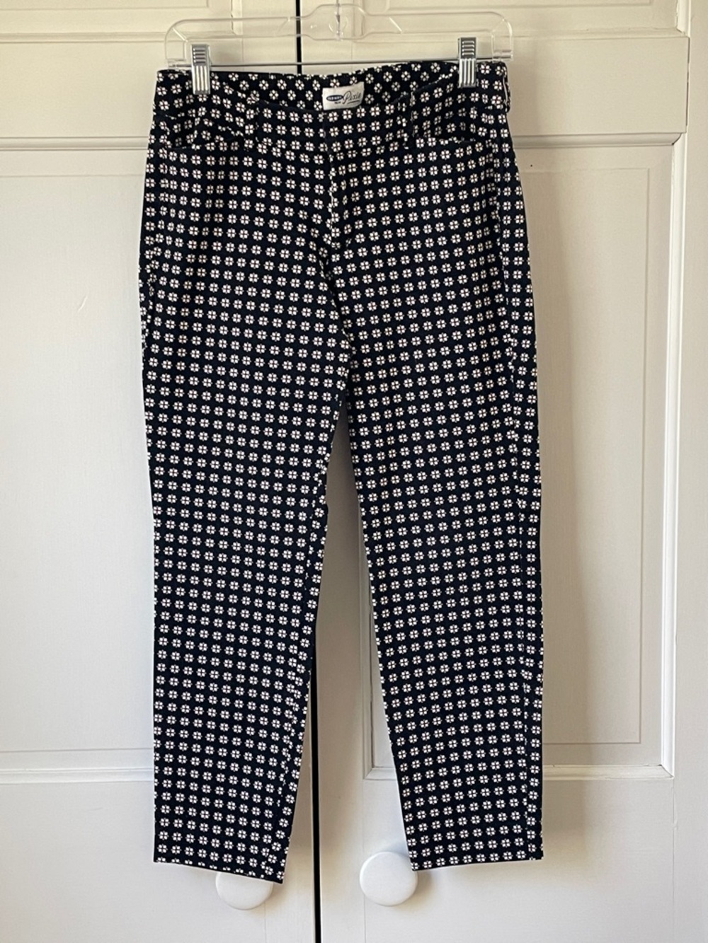 Old Navy Pixie Pants. Black and White Micro Floral Print. Size 8
